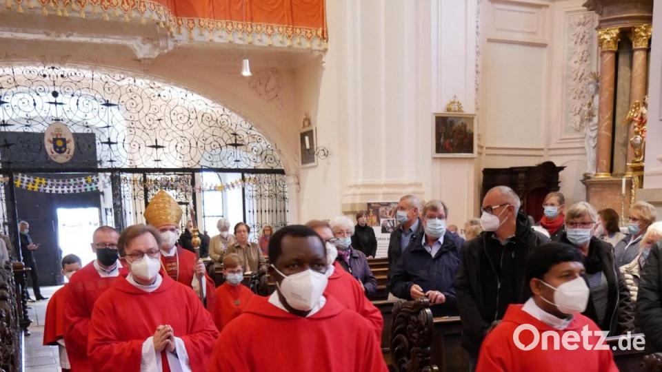 Gemeinsam mit den drei Fahnen zogen die Zelebranten und der liturgische Dienst zum Gottesdienst in die Basilika ein. Bild: hmr