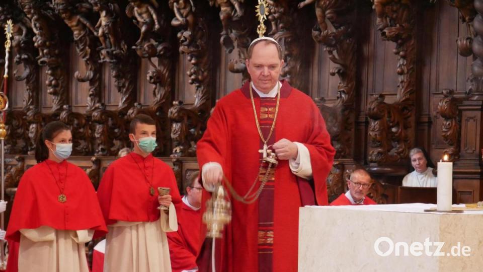 Hauptzelebrant Abt Nikolaus Thiel bei der Feier des Gottesdienstes am Wallfahrtstag zum Geschändeten Heiland in der Basilika. Im Bild rechts Äbtissin Laetitia Fech und Stadtpfarrer Dr. Thomas Vogl. Bild: hmr