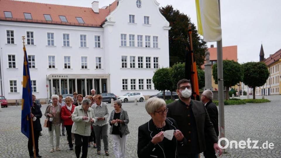 Die Katholische Arbeitnehmerbewegung KAB kam im Rahmen der Sternwallfahrt von der Rosenkranzstation in der Chodauer Straße zur Basilika. Bild: hmr