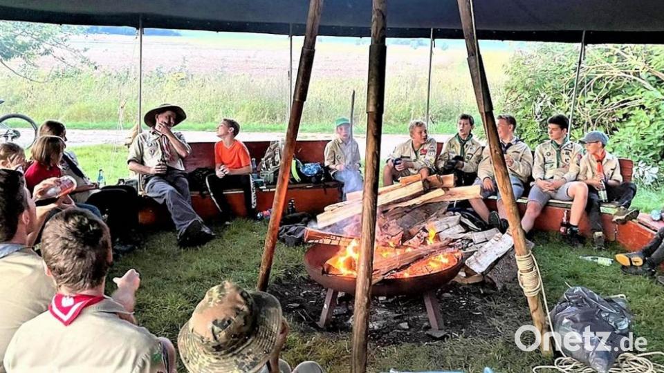 Ein gemeinsamer Abend am Lagerfeuer nimmt seinen Anfang. Bild: DPSG Sulzbach-Rosenberg/exb