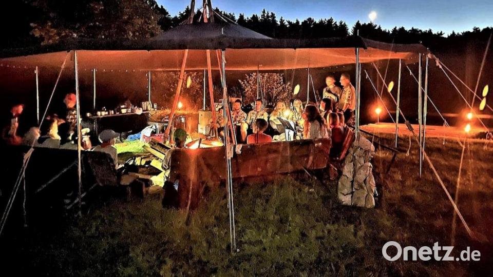 Mit Gesang und Gitarrenspiel klingt der Pfadfinder-Abend am Lagerfeuer aus. Bild: DPSG Sulzbach-Rosenberg/exb