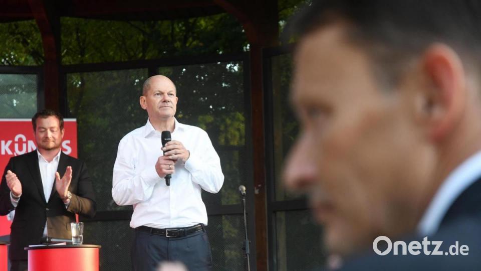 Im Vordergrund applaudiert Weidens OB Jens Meyer (SPD) der Rede von Olaf Scholz. Bild: Gabi Schönberger