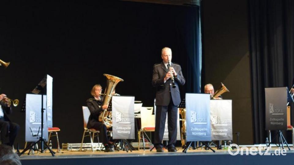 Das siebenköpfige Bläserensemble der Zollkapelle Nürnberg - das &quot;musikalische Hausensemble des Landgerichts Weiden&quot;, wie Heindl sagte - hatte bei den Feierlichkeiten zum Amtswechsel ihren ersten Auftritt nach eineinhalb Jahren Corona-Pause. Bild: szl