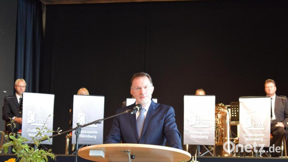 Markus Fillinger, seit Juli 2021 neuer Amtsgerichtsdirektor in Tirschenreuth, bei seiner Ansprache. Bild: szl