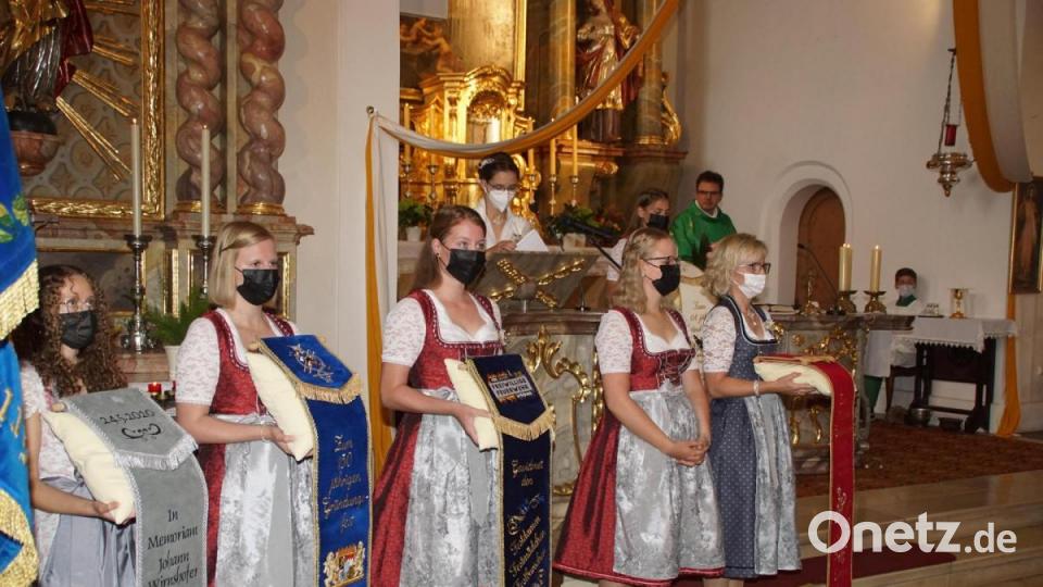 Nach der Segnung von Fahne und Erinnerungsbändern sprachen die Festdamen in der Pfarrkirche ihren Prolog für die Übergabe der Bänder. Am Ambo Festbraut Ronja Bronold. Bild: mmj