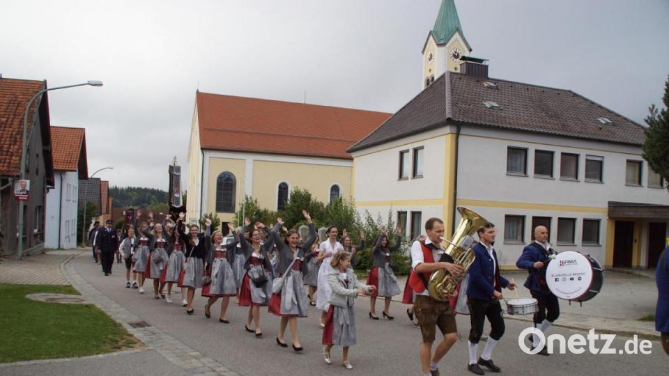 Gut gelaunt führten die Festdamen den Zug zum Festplatz an. Bild: mmj