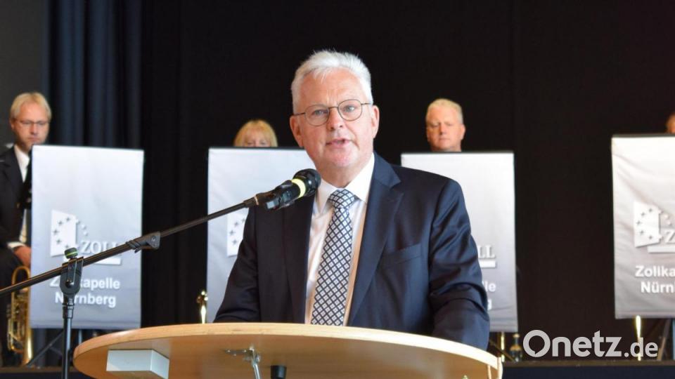 Den Amtswechsel nahm Dr. Thomas Dickert, Präsident des Oberlandesgerichts Nürnberg, vor. Bild: szl