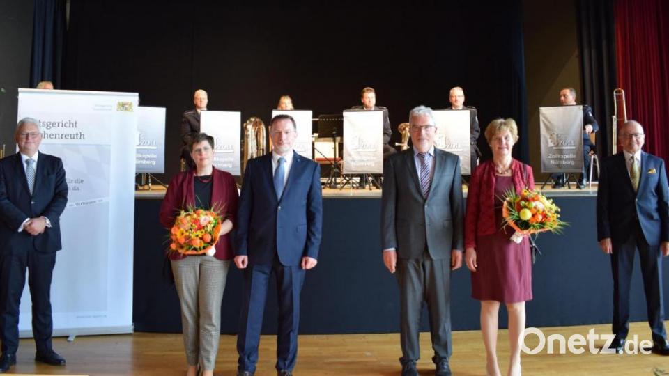 Feierstunde zum Amtswechsel mit Dr. Thomas Dickert, Präsident des Oberlandesgerichts Nürnberg, Sabine Fillinger, dem neuen Amtsgerichtsdirektor Markus Fillinger, seinem Vorgänger Thomas Weiß mit seiner Frau Regina Weiß sowie Gerhard Heindl, Präsident des Landgerichts Weiden (von links). Bild: szl