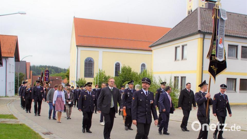 Ehrengäste aus Politik und Feuerwehr kamen zum Gründungsfest der Feuerwehr Weiding. Bild: mmj