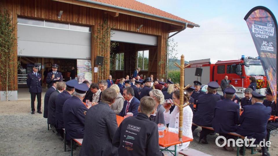 Am Festplatz begrüßten die Festleiter Alfred Ferstl und Peter Rettinger die Gäste. Bild: mmj
