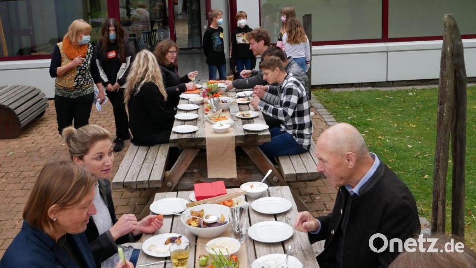 Krönender Abschluss des Erntefestes war die Verkostung der in der Schulküche zubereiteten Erzeugnisse aus der Ackersaison. Bild: hmr