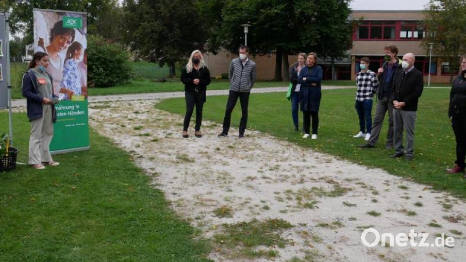 Lisa Chotwacs (links) bei der Vorstellung der Erzeugnisse aus dem Schulacker. Mit im Bild Rektorin Strobel-Dietrich, Andreas Malzer, Susanne Rupp, Astrid Eller, Jonas Baumgärtner (Zweite bis Fünfter von links) und Karlheinz Hoyer (Dritter von rechts) sowie Arno Schwarz (rechts) mit weiteren Gästen. Bild: hmr