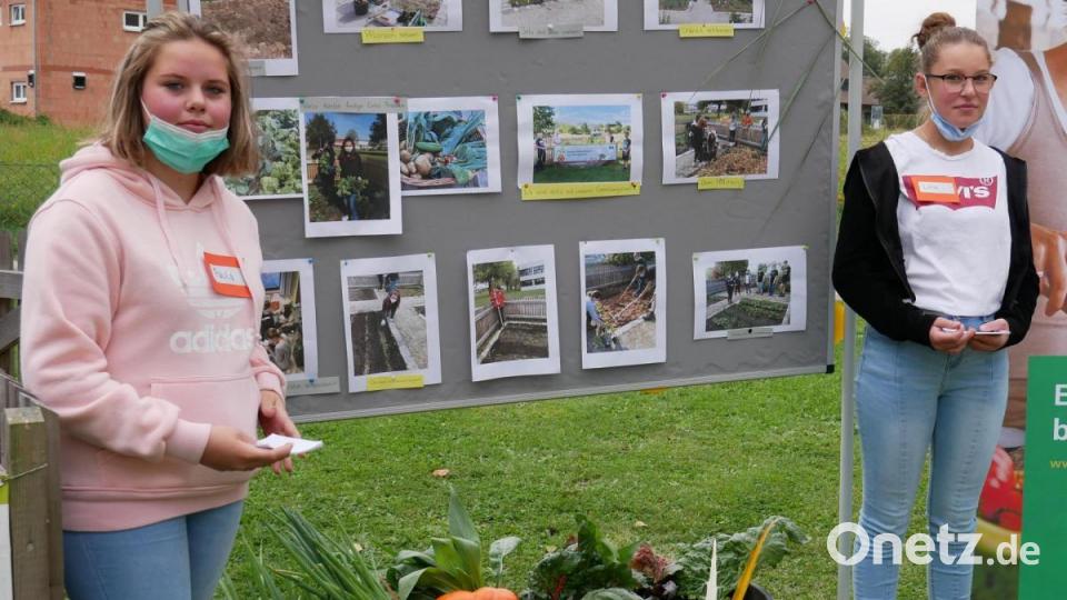 Paula Zant (links) und Lina Wenisch bei ihrem Erfahrungsbericht über die Ackerarbeit. Bild: hmr