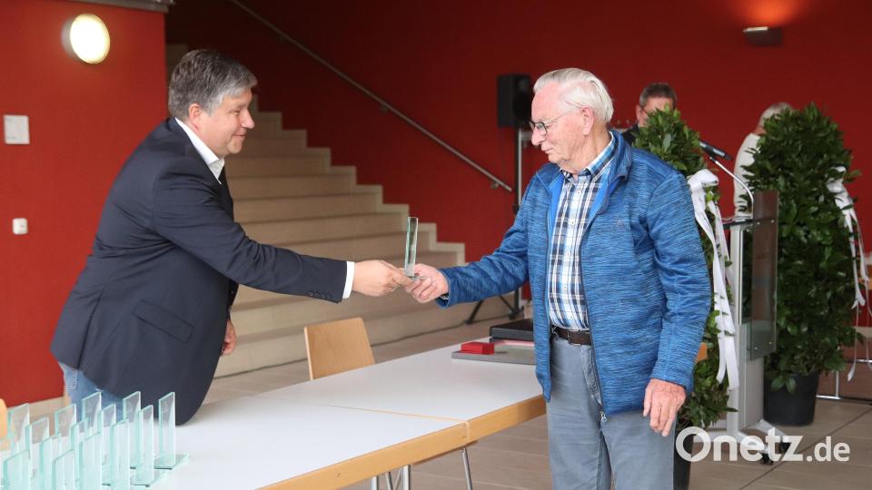 Der Feldgeschworene Peter Achatz (rechts) nimmt die Gläserne Auszeichnung vom Dritten Bürgermeister Michael Streit (links) in Empfang. Bild: mfh