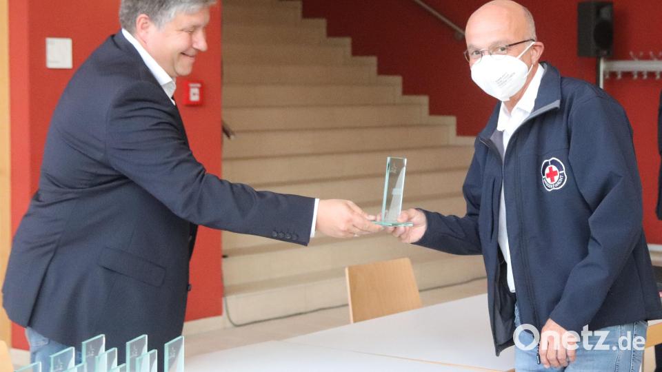 Rainer Ebert (rechts), Bademeister und eine große Stütze der örtlichen Wasserwacht, erhält die Auszeichnung von Dritten Bürgemreister Michael Streit (links). Bild: mfh