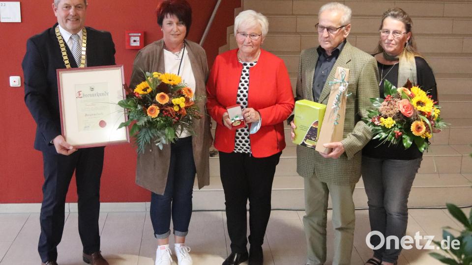 Bürgermeister Joachim Neuß (links) ehrt Veronika Heberl (Mitte) mit der Bürgermedaille und würdigt auch den Einsatz ihres Ehemanns Karl und der beiden Töchter. Bild: mfh