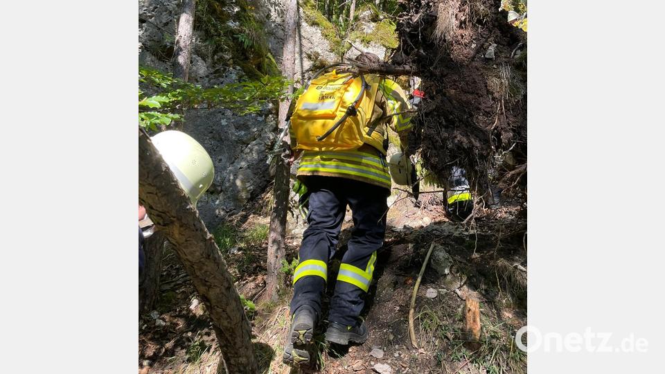Der Weg zum Brandort führt durch unwegsames Gelände an Felsen vorbei. Bild: lei