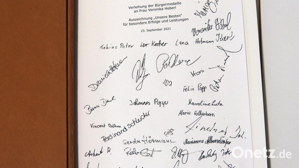 Alle Geehrten dürfen sich in das Goldene Buch der Stadt eintragen. Bild: mfh