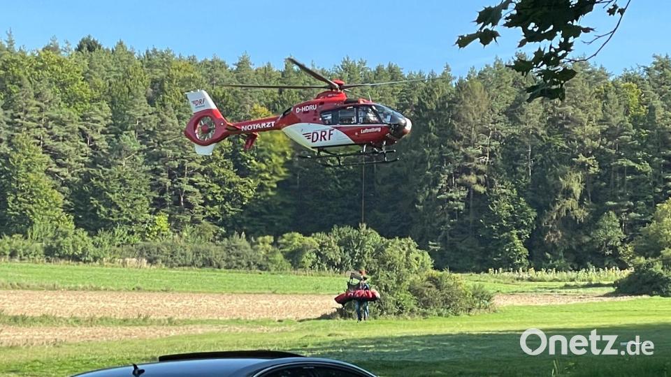 Ein Hubschrauber fliegt an, um einen kollabierten Feuerwehrmann abzuholen. Bild: lei