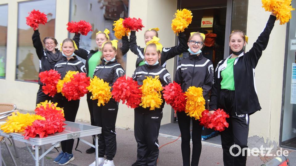 Sport und Spaß waren beim Besenfest bei den Cheerleadern vom Verein American Sports Sulzbach-Rosenberg angesagt. Bild: mfh