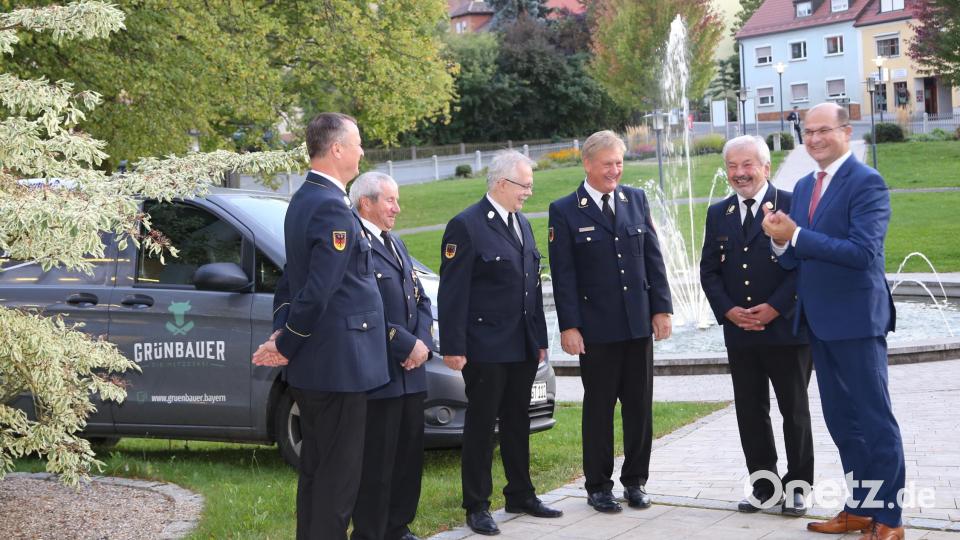 Ehrengast der Verbandsversammlung des Bezirksfeuerwehrverbandes Oberpfalz in der Stadthalle Erbendorf war Finanz- und Heimatminister Albert Füracker (rechts). Bild: Roland Wellenhoefer