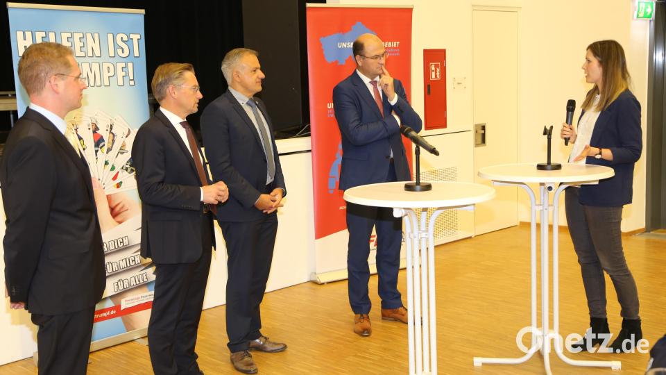 Statt den üblichen Grußworten tauschten sich die Ehrengäste mit den Führungskräften der Feuerwehr in moderierten Diskussionsrunden aus. Die Moderation übernahm Sandra Dietl (rechts), Pressesprecherin des Klinikums Amberg. Bild: Roland Wellenhoefer