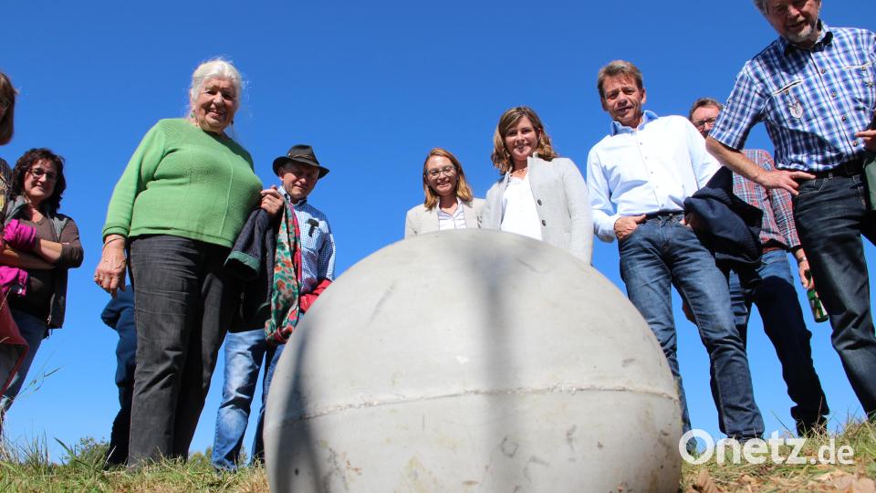 Wer kann die schwere Kugel heben? Sogar der Teufel ist daran gescheitert. Das erfährt man bei der fünften Station und dem Märchen "Der Teufel und der Besenbinder". Bild: gri