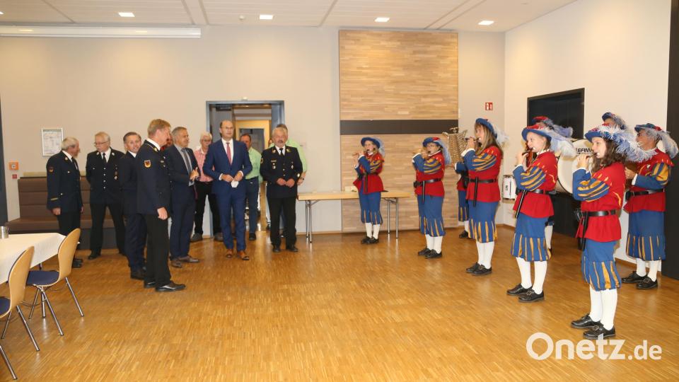 Zu den Klängen des Spielmannszuges der Freiwilligen Feuerwehr Erbendorf zogen die Ehrengäste, allen voran der Bayerische Finanz- und Heimatmister Albert Füracker in die Stadthalle ein. Bild: Roland Wellenhoefer