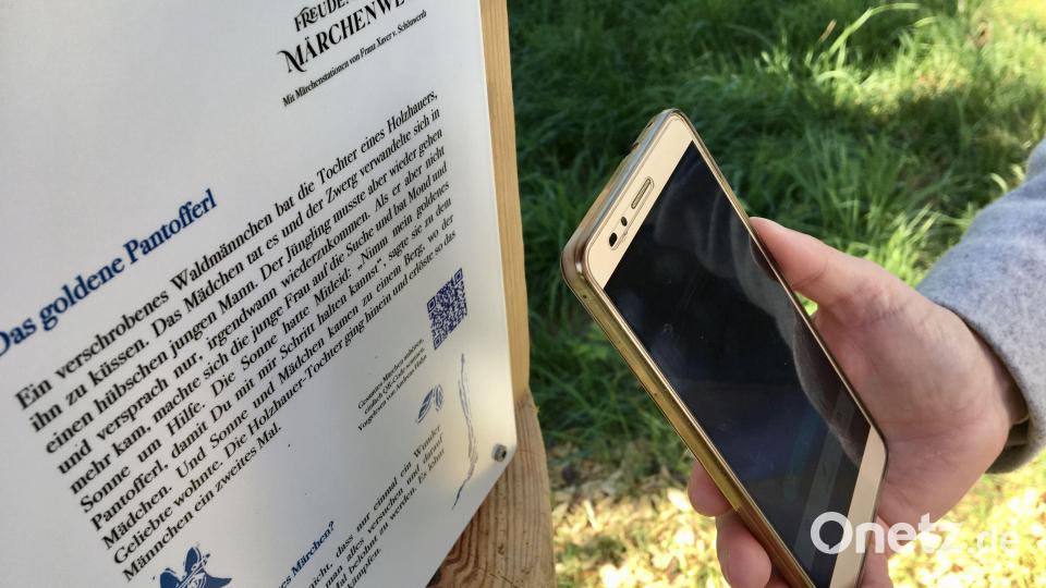 Jede Märchenstation ist mit einem QR-Code ausgestattet. So können die Märchen per Handy auch angehört werden. Sprecher sind Erika Eichenseer (Schönwerth-Gesellschaft) und Andreas Hahn (Bayerischer Rundfunk). Bild: gri