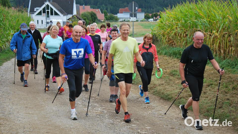 Kurz nach dem Start führt Bürgermeister Roland Strehl das Walker-Feld noch an. Bild: gsp