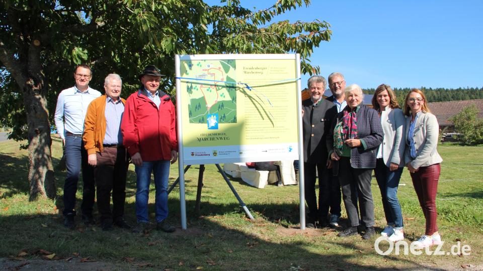 Die Initiatoren mit Zweitem Bürgermeister Franz Weiß (Dritter von links) und Vertretern der Schönwerth-Gesellschaft: Präsident Hans Walbrunn (Fünfter von rechts) und Vizepräsidentin Erika Eichenseer (Dritte von rechts). Altbürgermeister Norbert probst (Zweiter von links) ist Schatzmeister der Schönwerth-Gesellschaft, Bild: gri