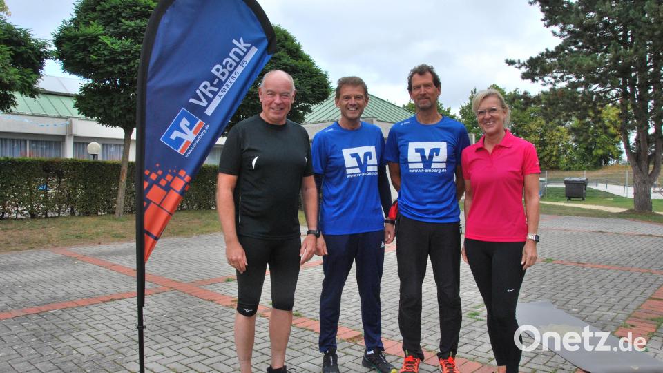 Die Protagonisten des Walking Events: Von links: Bürgermeister Roland Strehl, Andreas Reindl (VR-Bank), Sportkoordinator Peter Schuller, Luitgard Merkl (Medifit). Bild: gsp