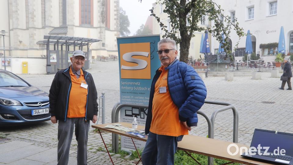 Wolfgang Härtl (links) und Jürgen Delle (rechts) stellten das Seniorennetztwerk Amberg-Sulzbach vor. Bild: mfh