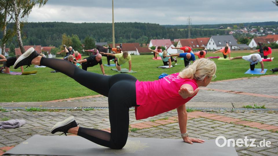 Schön das Gleichgewicht halten mit Fitness-Trainerin Luitgard Merkl als Vorprogramm. Bild: gsp