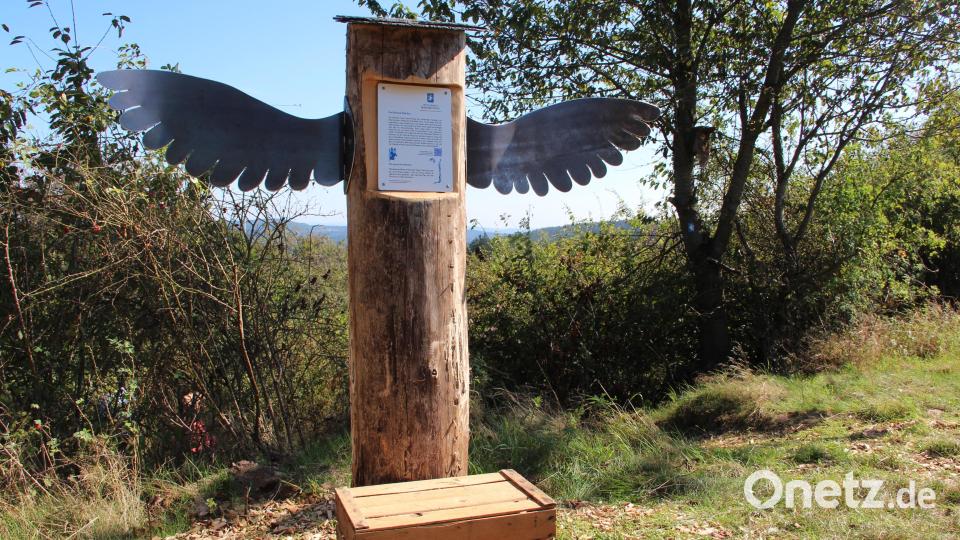 Das Märchen vom fliegenden Kästchen und dem Prinzen, der mit Feuerflügeln auf- und davonflog, stellt die sechste Station dar. Bei schönem Wetter sieht man von hier aus den Großen Arber. Bild: gri
