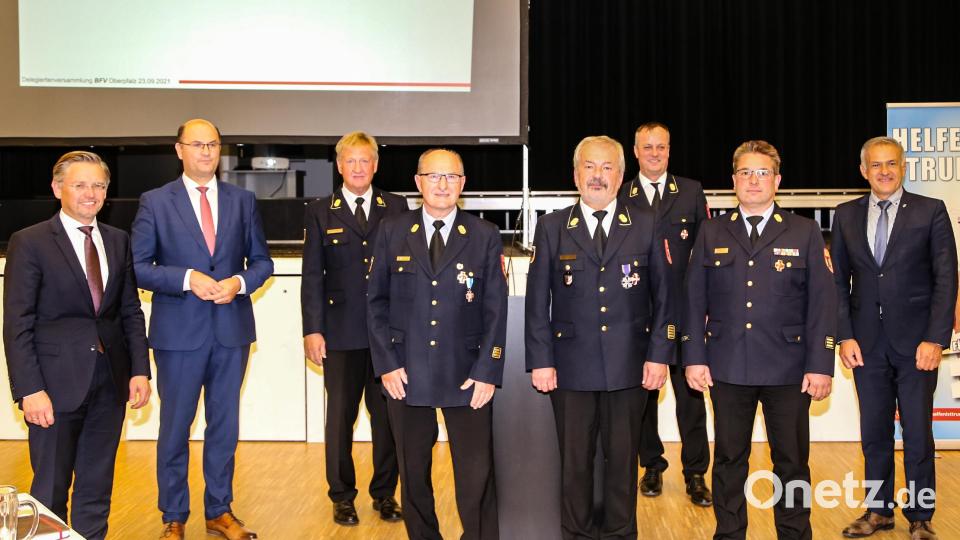 Mit dem Deutschen Feuerwehr-Ehrenkreuz in Silber wurde Bezirksvorsitzender Fredi Weiß (Vierter von rechts) ausgezeichnet. Das Bayerische Feuerwehr-Ehrenkreuz in Silber bekamen Kreisbrandinspektor Hubert Blödt aus Haselmühl, Landkreis Amberg-Sulzbach (Vierter von links), und Kreisbrandinspektor Stefan Gleißner aus Wiesau, Landkreis Tirschenreuth (Zweiter von rechts), verliehen. Dazu gratulierten Landtagsabgeordneter Tobias Reiß, Heimatminister Albert Füracker, Stellvertretender Bezirksvorsitzender Wolfgang Scheuerer, Stellvertretender Landesvorsitzender Norbert Thiel und Landrat Roland Grillmeier. Bild: Roland Wellenhoefer
