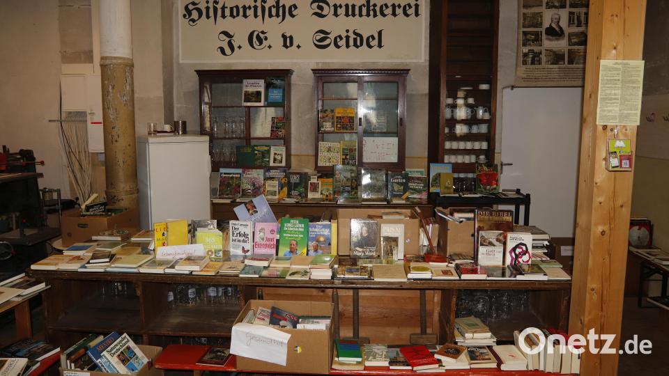 Bücher gehören in die Räume der ehemaligen Druckerei Seidel, auch wenn es gebrachte Bücher sind, die gegen eine Spende abgegeben werden. Bild: mfh