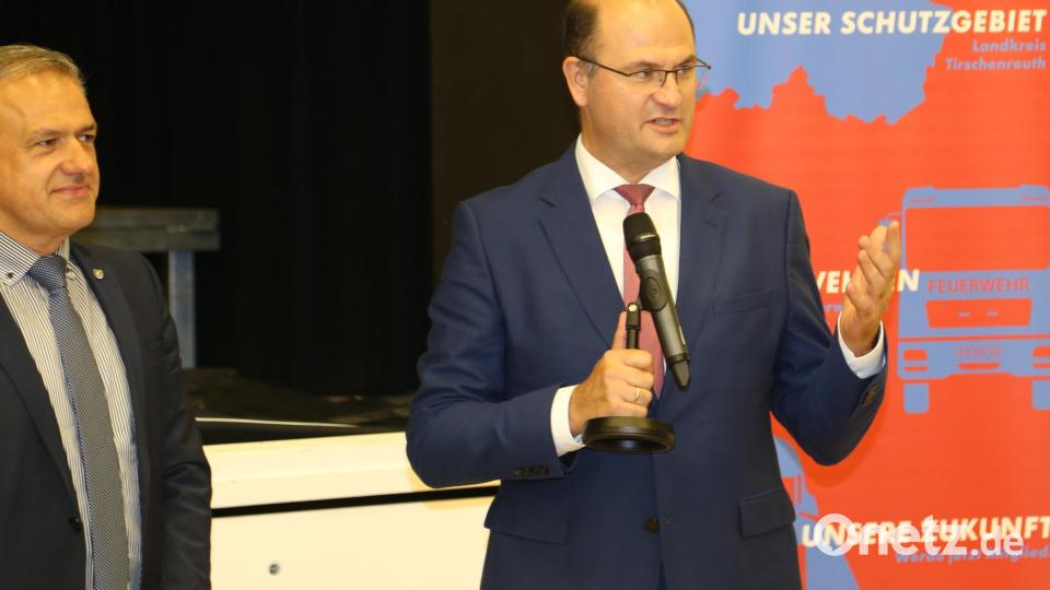 Ehrenamt sei im wahrsten Sinne des Wortes unbezahlbar, sagte Bayerns Heimatminister Albert Füracker bei der Verbandsversammlung des Bezirksfeuerwehrverbandes Oberpfalz. Bild: Roland Wellenhoefer