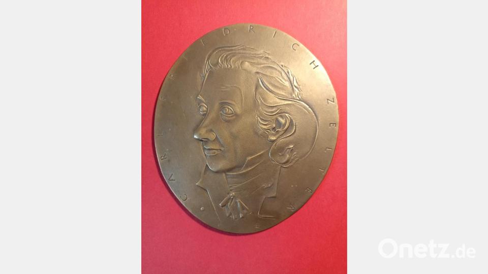 Auf der Vorderseite der Plakette ist das Bildnis Carl Friedrich Zelters' zu sehen. Bild: twg