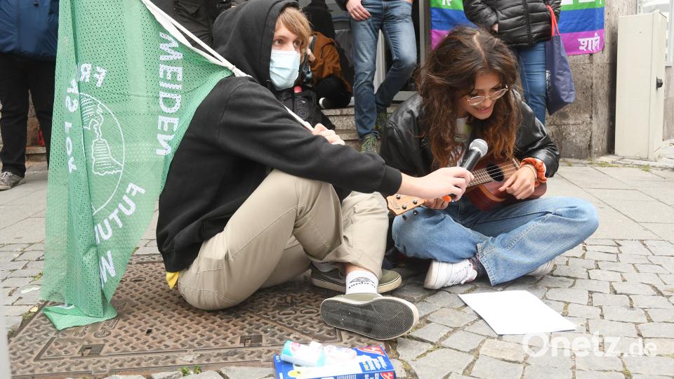 Zwischen den Redebeiträgen sang eine Teilnehmerin &quot;Wind of Change&quot; von den Scorpions. Bild: Gabi Schönberger