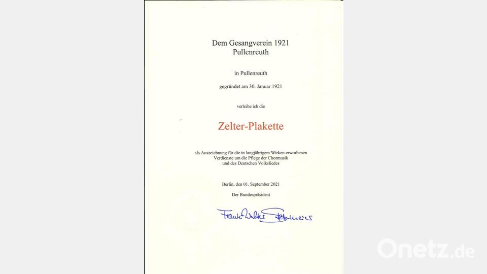Eine große Ehrung wurde dem Gesangsverein 1921 Pullenreuth zuteil, eine Urkunde von Bundespräsident Frank Walter Steinmeier. Bild: twg
