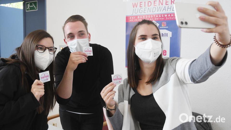 Ein Erinnerungsfoto an die Jugendwahl 2021 (von links): Organisatorin Theresa Weidhas vom Verein Arbeit und Leben in Bayern, Wahlvorsteher Konstantin Franz und Organisatorin Johanna Grillenbeck (Jugendzentrum Weiden). Bild: Gabi Schönberger