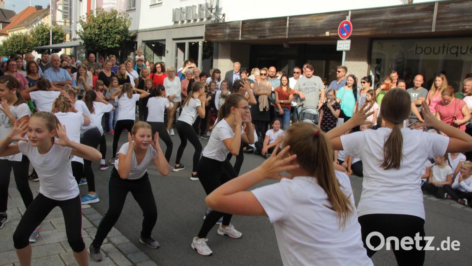 Der Applaus war ihnen sicher: Die Mädchen der AWO-Tanzgruppe begeisterten mit ihren Einlagen. Bild: frd