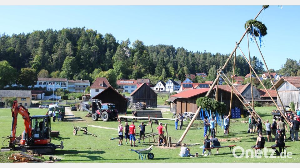 Mit viel Hau-ruck stellten die Kirwaburschen und ihre Helfer den Baum auf. Bild: lei