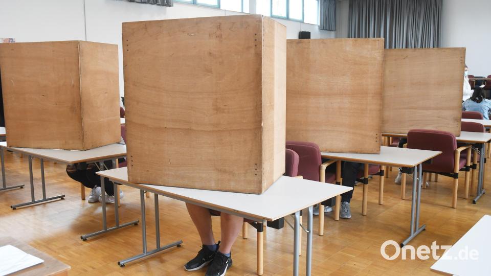 Wählende Schüler bei der Jugendwahl 2021 in der Wahlkabine. Bild: Gabi Schönberger