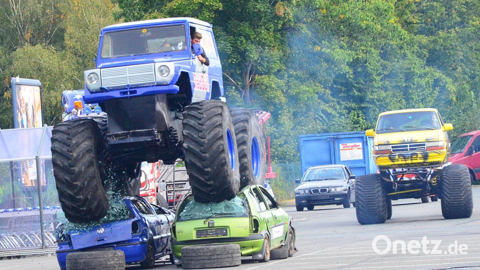 Monstertruck zerquetscht zwei Pkws. Bild: Kunz