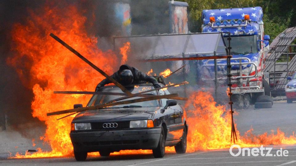 Ein Audi durchbricht mit einem Stuntman auf dem Dach eine Feuerwand. Bild: Kunz