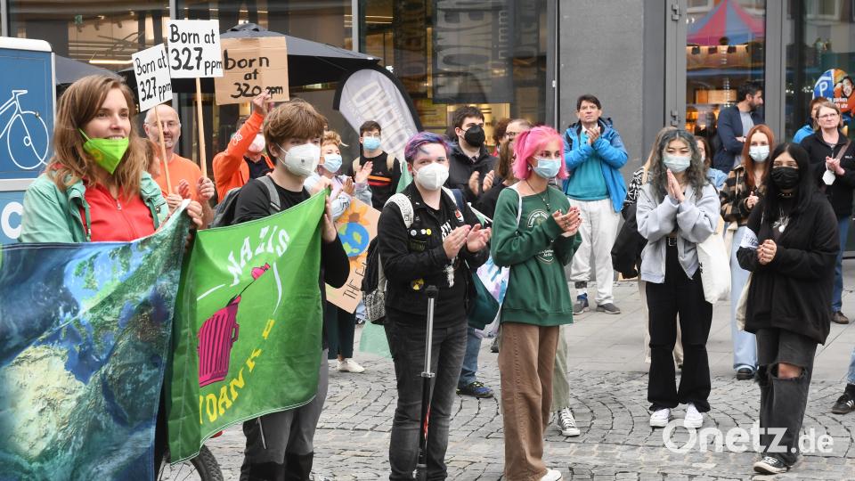 Viele Teilnehmer hatten Plakate, Banner oder Fahnen mitgebracht. Bild: Gabi Schönberger