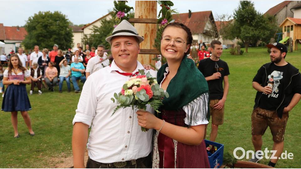 Als Oberkirwapaar grüßen Chiara Renner aus Unterklausen und Julius „Hugo“ Kirsch aus Fichtenhof. Bild: lei