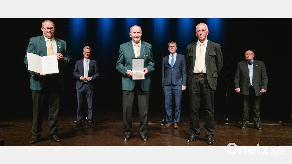 Die besondere Ehrung für den Gesangverein Pullenreuth nahmen entgegen (vorne, von links) Thomas Wegmann, Siegfried Linhard und Lothar Scharf. Dazu gratulierten (hinten, von links) Kunstminister Bernd Sibler, Dr. Marcel Huber und der Vizepräsident des Fränkischen Sängerbundes Günther Schubert. Bild: Stefan Winterstetter/exb